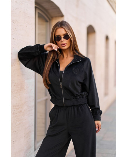 85 Костюм велюровий з вишивкою